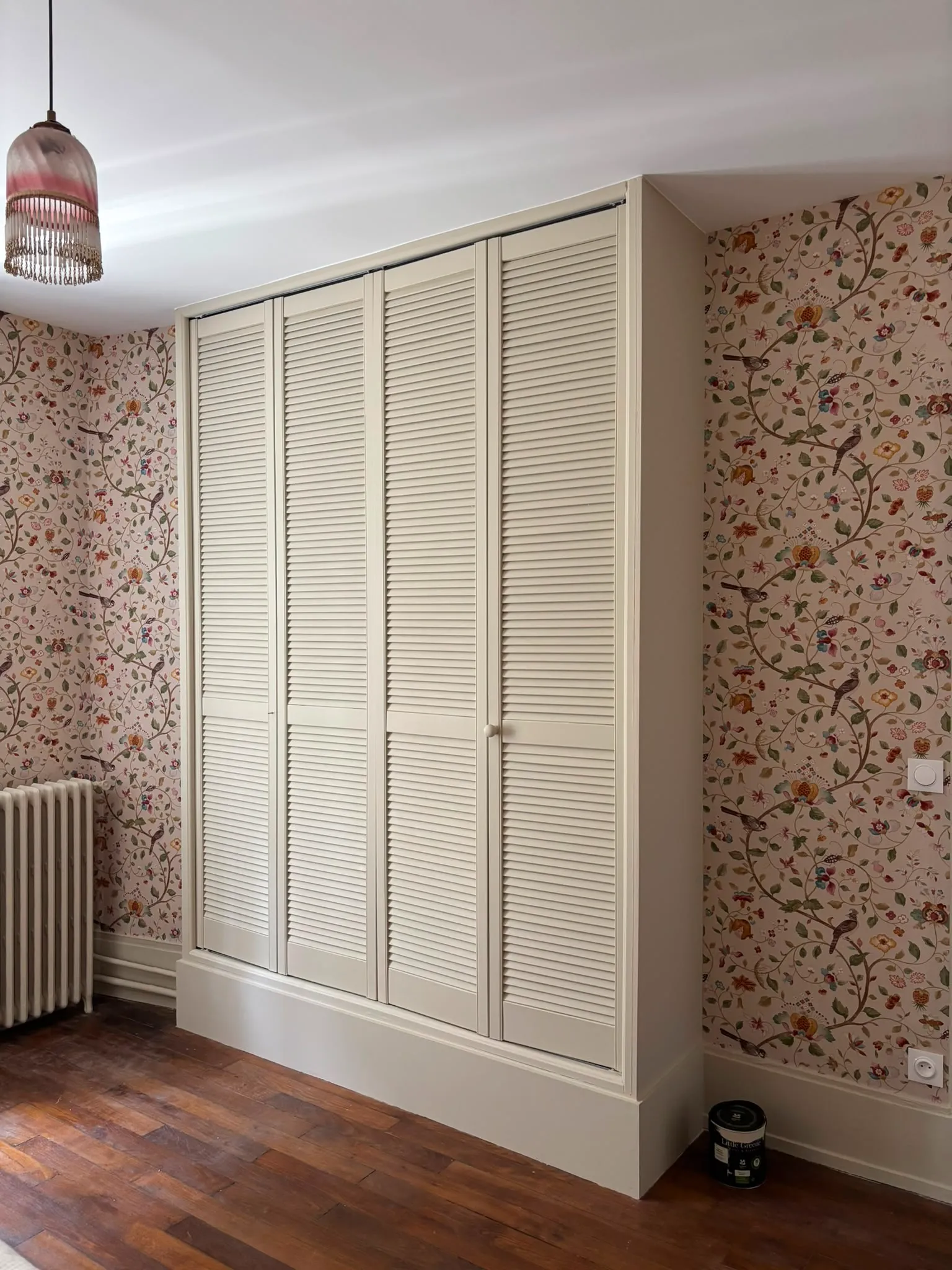 Placard sur mesure dans une chambre avec papier peint floral
